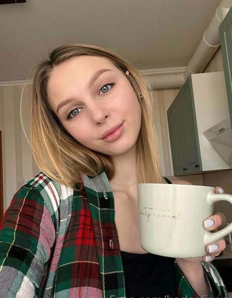 badsofiaaa sex model image