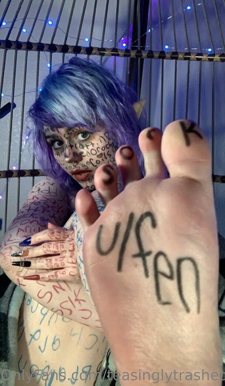 teasinglytrashed nudes model photo