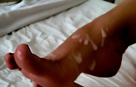 pretty littletoes22 nude pornstar image