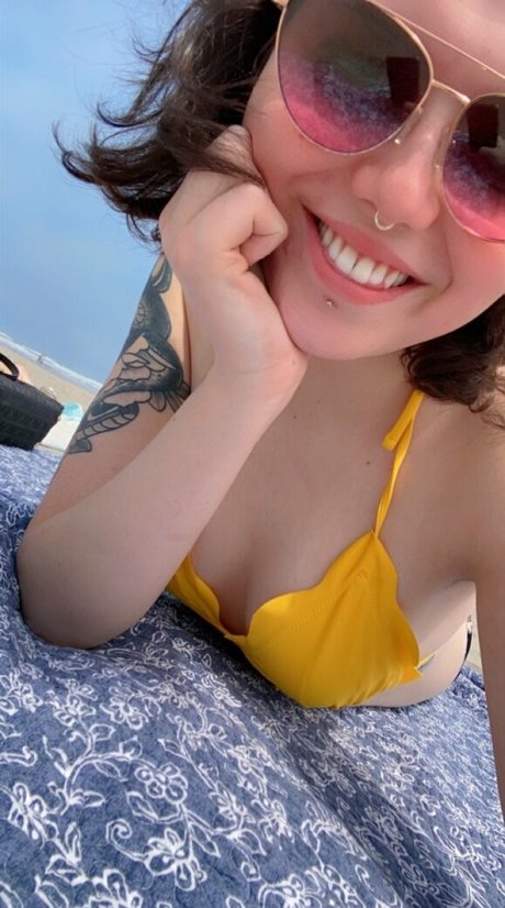 bigbellybenni model erotic galleries