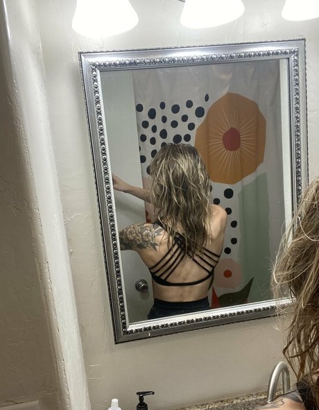 powerfulclit nudes model photo