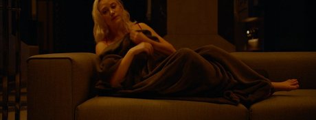 Maika Monroe model nice images