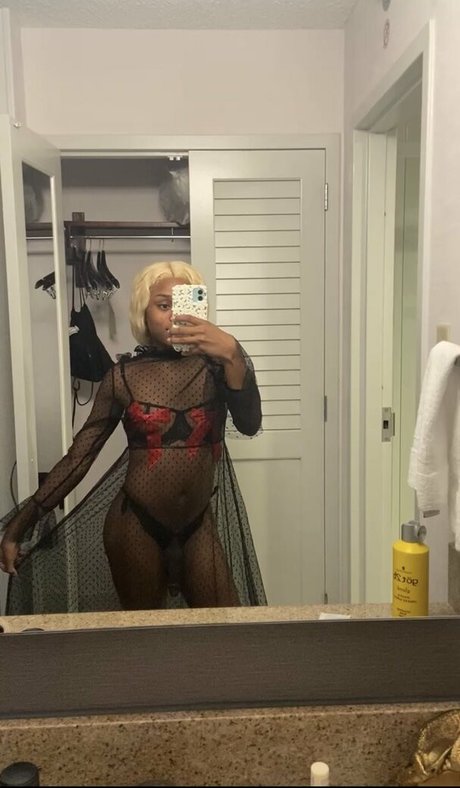 Princess Layla adult model picture