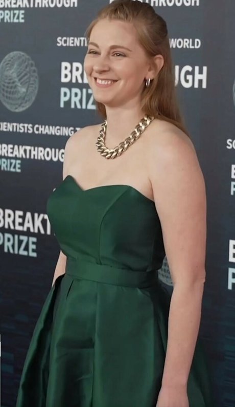 Simone Giertz sexy model photos