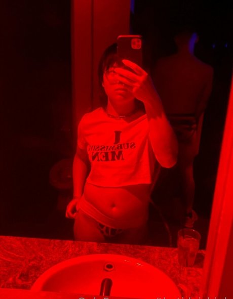 thetideishigh model hot pic