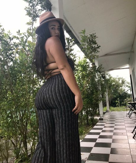 Tana Habibi star sexy picture