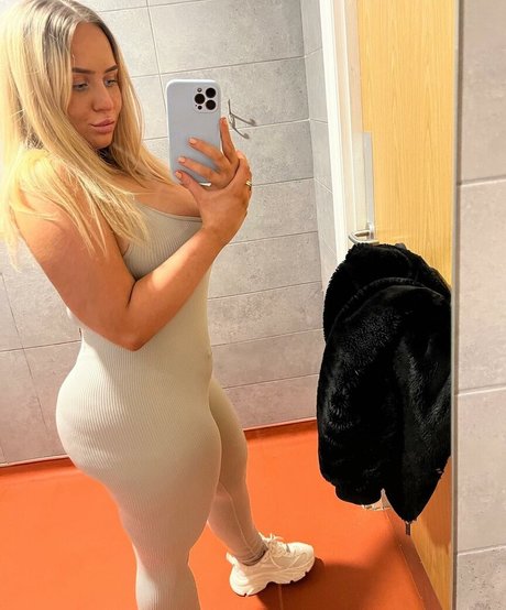 Molly O Shea model erotic pics