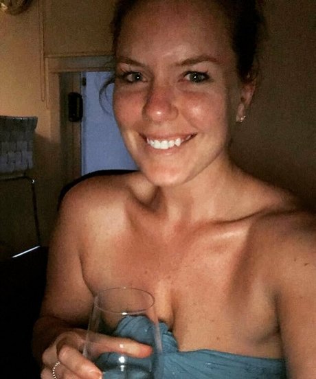 Chloe G perfect model image