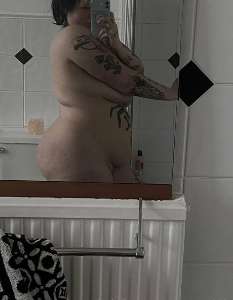 satanthiic model nudes photos