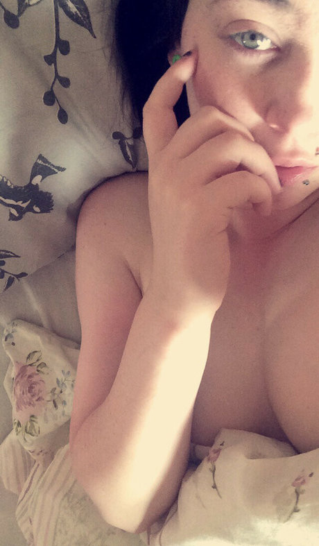 Rising Phoenix hot actress pic