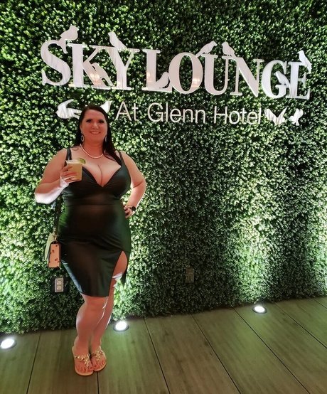 Curves and cableweights model nudes image