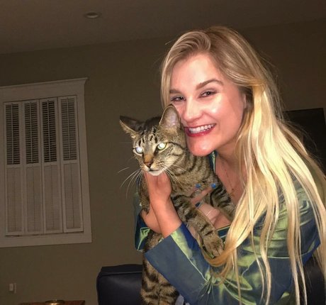 natnevv beautiful model pic