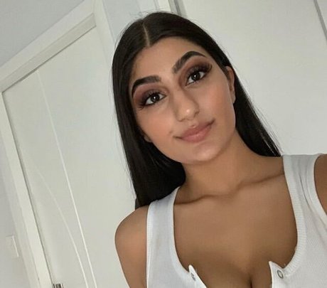 Busty Indian model hot images