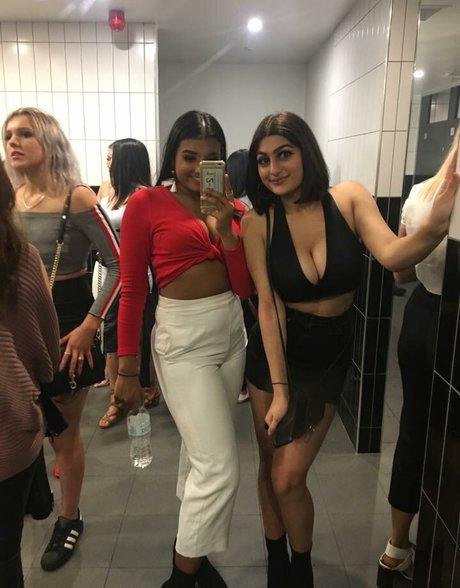 Busty Indian pornstar sexy gallery