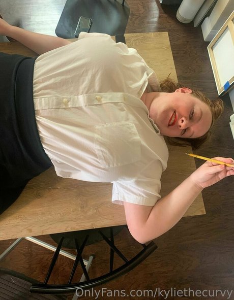 kyliethecurvy sexy star photo