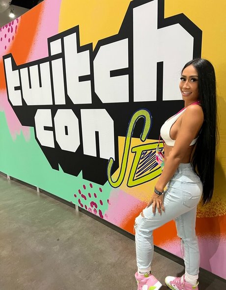 LittleAznChat model porn picture