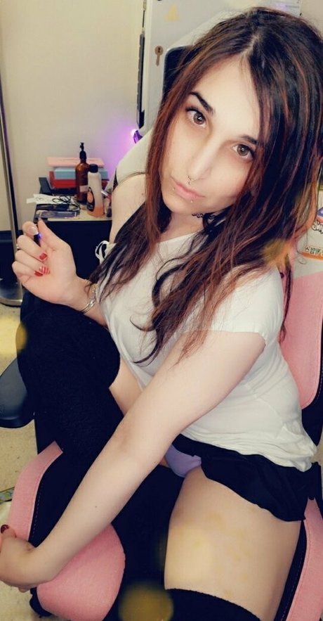 emilyroseiv model top image