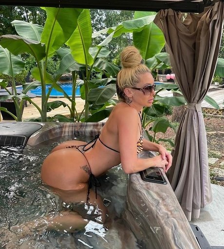 Sarah Oliver pornographic model pic