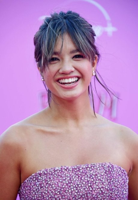 Peyton Elizabeth Lee hot actress gallery