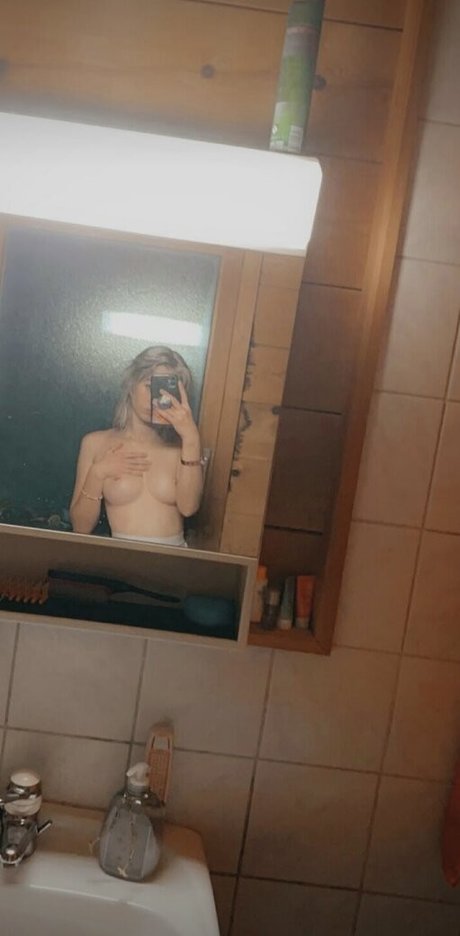 Laraxmoon model art gallery