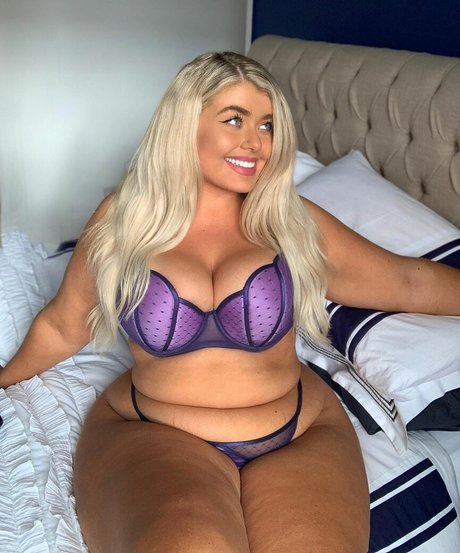 Izzy Nicholls exclusive star galleries