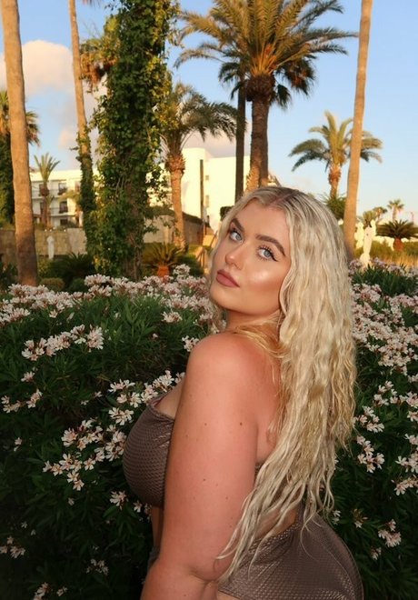 Izzy Nicholls model perfect pictures