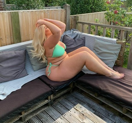 Izzy Nicholls nude star photo