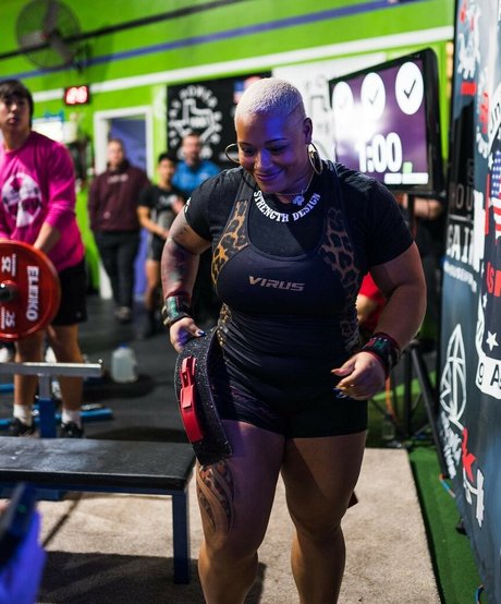 Queen R model sexy pics