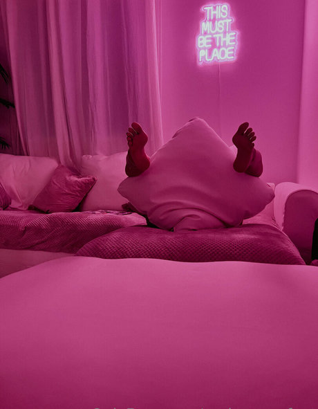 underswayfeet perfect model image