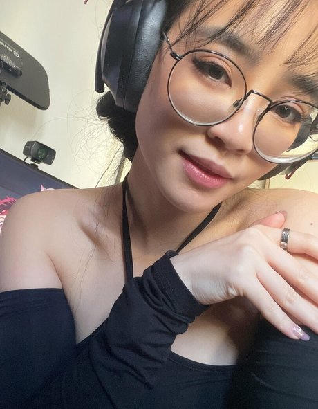 Xktie naked model photo