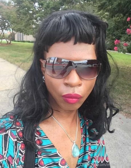 cdsharon model free image