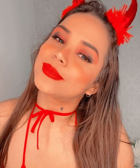 Isa Gomez model top img