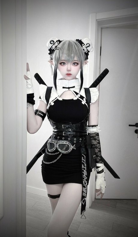 SeeU Cosplay model xxx photo