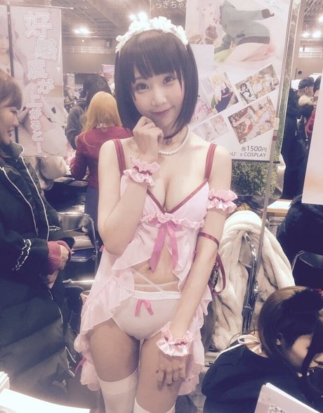 SeeU Cosplay pretty actress photo