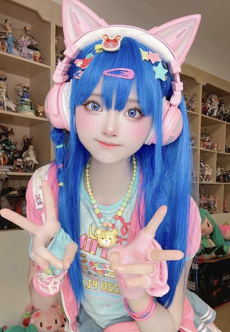 SeeU Cosplay model pretty img