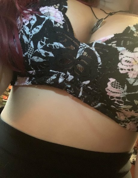 lucigonewild naked model photo