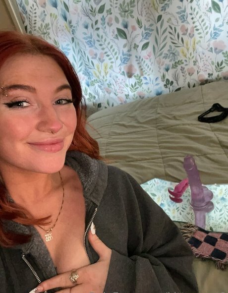 Kittycourty pornstar naked image