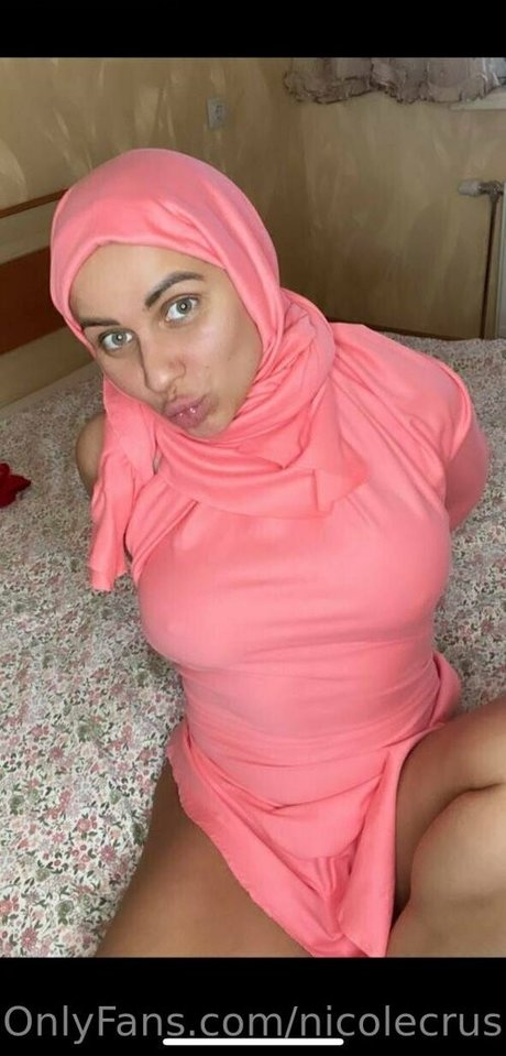 nicolecrushh pornographic model pic