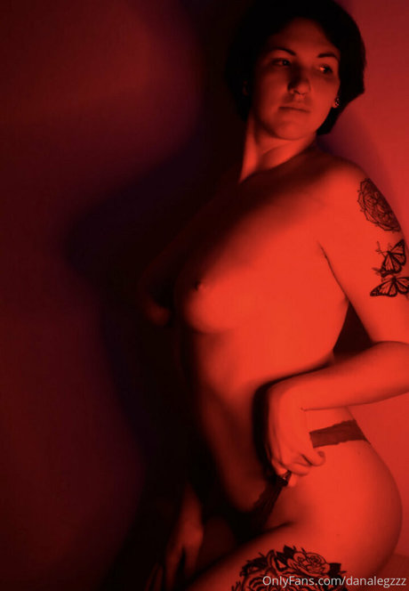 danalegzzz hot model image