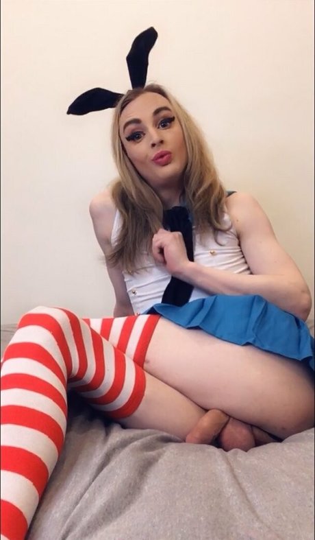 itszoestarr model art gallery