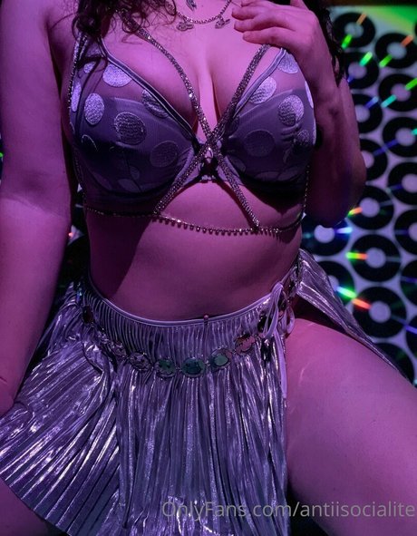 antiisocialite art model img