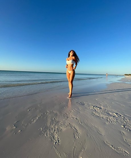 Stephani Valadez sexy model img