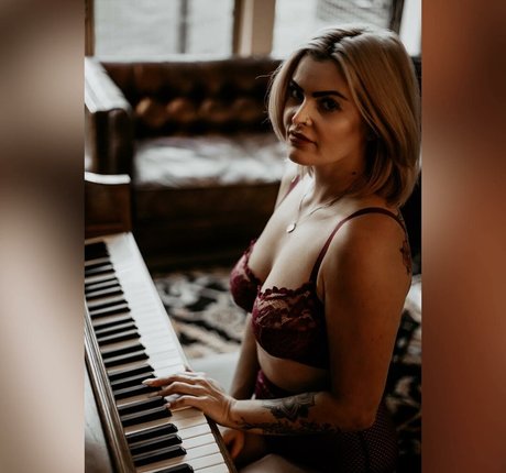 Natalie Rose erotic model photo