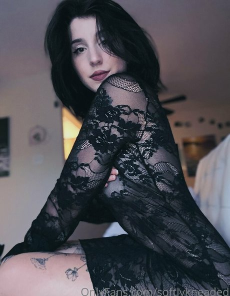 softlykneaded naked actress img