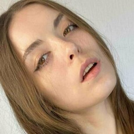 Katrin Sheid art model photo