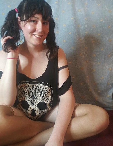 anniebrokely sexy actress pics