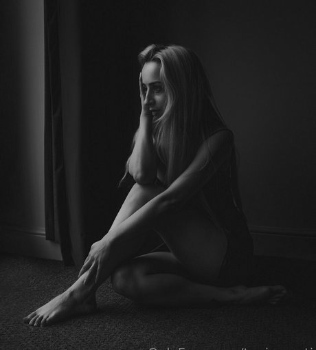 taniaaresti model xxx picture