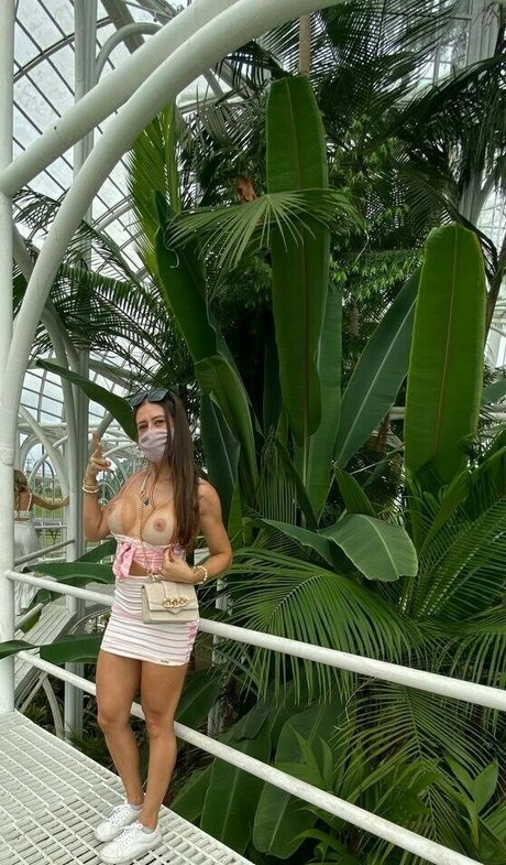 Naturistafit model naked image