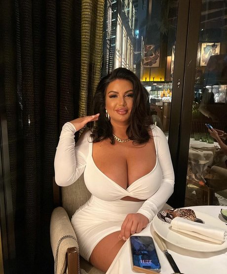 Mila Kokoscha adult model image