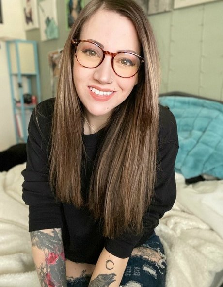 Kiki Kitsune model adult gallery